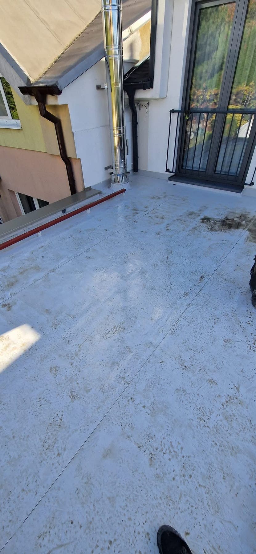Plochá strecha terasy s fóliovou hydroizoláciou, oplechovanou atikou a napojením na komín, Bratislava — BIRM